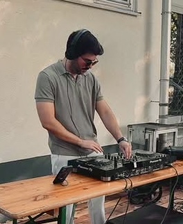 Sezer Yasar beim Auflegen